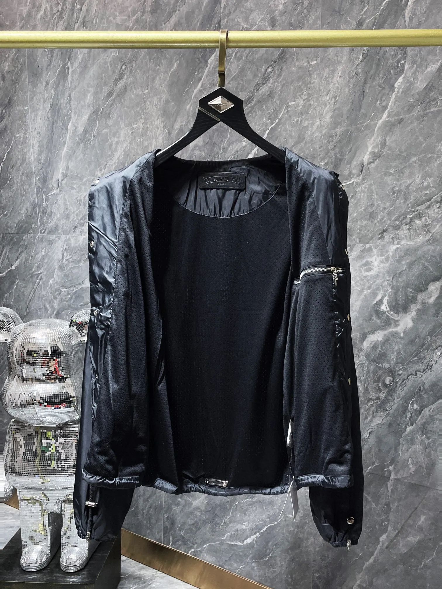 P356 Chrome Hearts Jacket Series Counter Synchronization ❤️ Crow Cross Dark Pattern Jacquard Lightweight Coach Jacket Windproof and Waterproof Dark Pattern Customized Fabric ➕ Sanskrit Reflective on the Back Original Hardware Molding Fine Craftsmanship Details Thin and Loose ✨ Slim Fit and Not Bulky Recommended Color: Custom Dark Pattern Pattern Series Code Numbers: S, M, L, XL